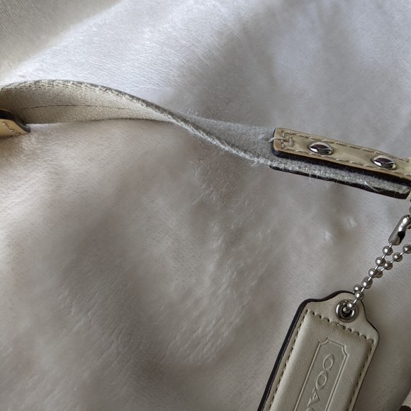 Coach Signature Hand bag - Picture 15 of 16